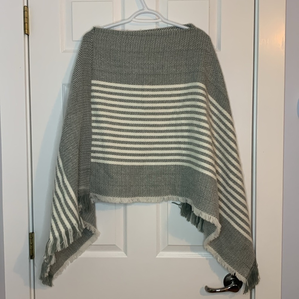 Gray White Woven Striped Poncho Shawl Cape Acrylic One Size Soft Cozy Fringe - Picture 2 of 7